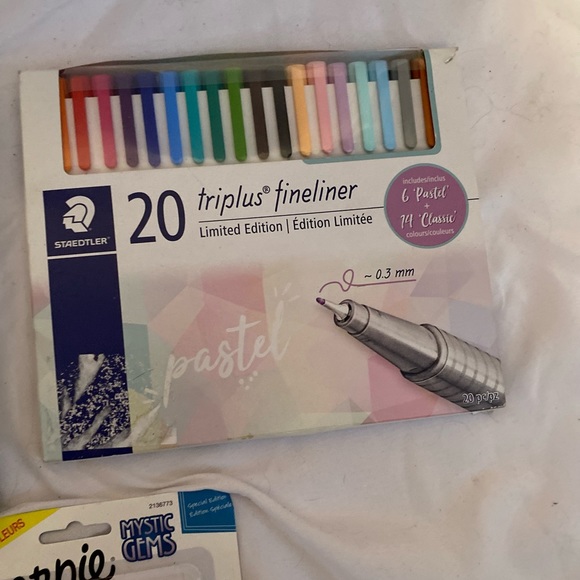 3 sets of markers - Picture 3 of 4